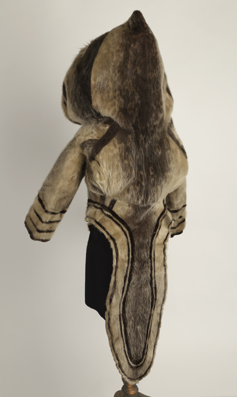 <b><i>Amauti</i> de mère</b>, Nunavimmiut, 1890-1897. Don de Mme R. Fairbanks et David Ross McCord, M5837 © Musée McCord