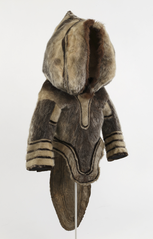<b><i>Amauti</i> de mère</b>, Nunavimmiut, 1890-1897. Don de Mme R. Fairbanks et David Ross McCord, M5837 © Musée McCord