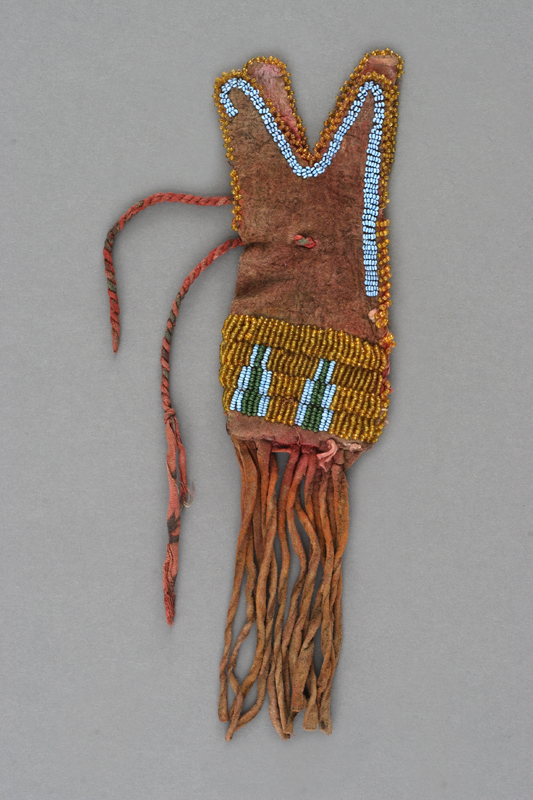 <b>Pigment bag</b>, Nêhiyawak , 1875-1885. Gift of David W. Armstrong, M2005.70.3 © McCord Museum