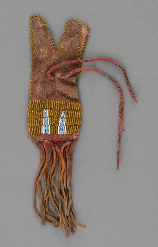 <i>Pig<b>Pigment bag</b>, Nêhiyawak , 1875-1885. Gift of David W. Armstrong, M2005.70.3 © McCord Museumment bag</i>, Nêhiyawak , 1875-1885. Gift of David W. Armstrong, M2005.70.3 © McCord Museum