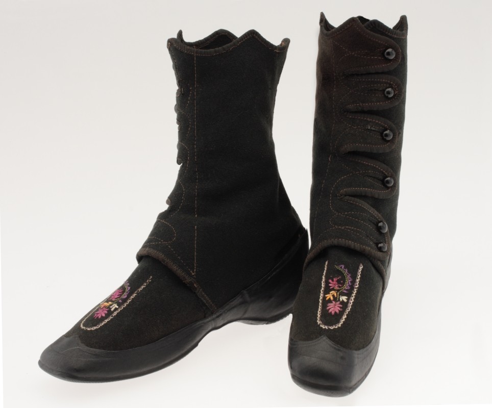 Boots, Canadian Rubber Co., 1868-1875. Gift of Dr. William P. Baker, M2006.118.1.1-2 © McCord Stewart Museum