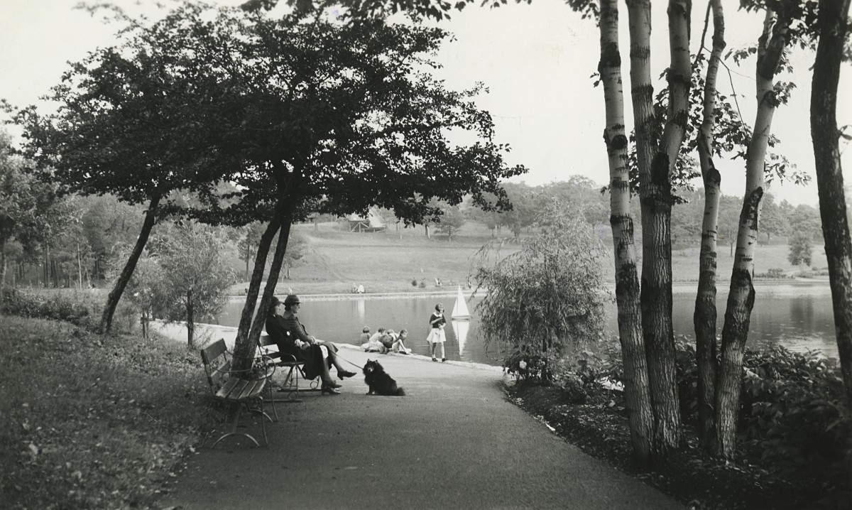 Harry Sutcliffe, <i>Le lac aux Castors dans le parc du Mont-Royal, Montréal</i>, vers 1939. Don de Peter, Paul, Robert et Carolyn Sutcliffe, M2011.64.2.3.177 © Musée McCord Stewart