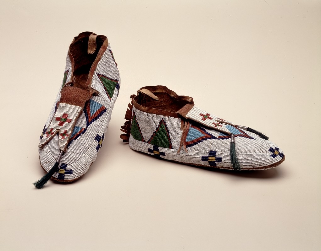 Moccasins, Nêhiyawak, 1920. Gift of the Art Association of Montreal, ME928.8.1-2 © McCord Stewart Museum