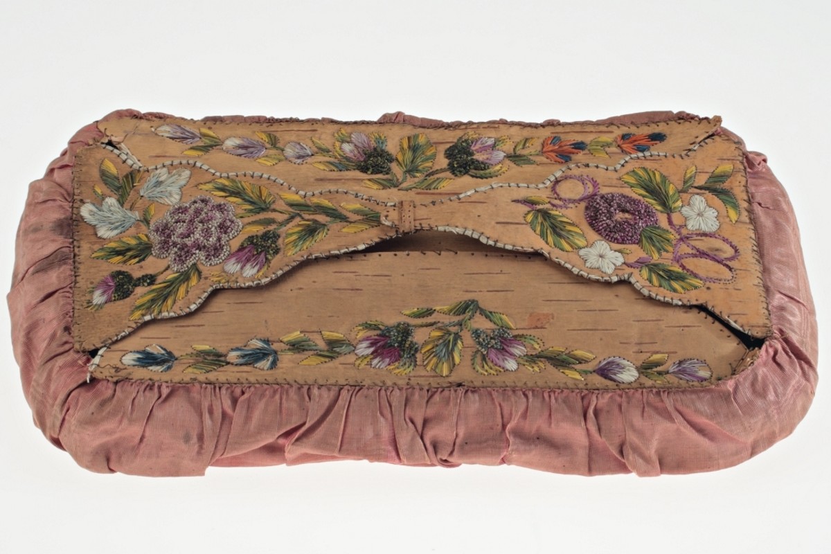 Handkerchief case, Huron-Wendat, 1850-1900. Gift of Henry W. Hill, ME938.10 © McCord Stewart Museum