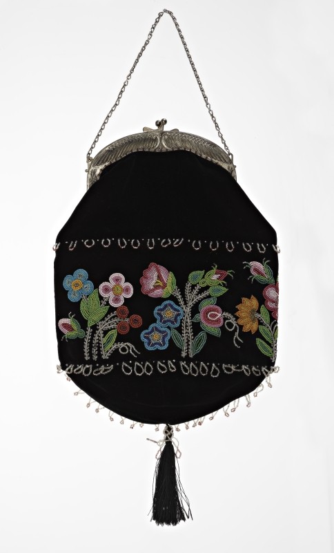 Purse, Métis, 1880-1890. Gift of M. Julien F. Gaudet, ME988.136.6 © McCord Stewart Museum