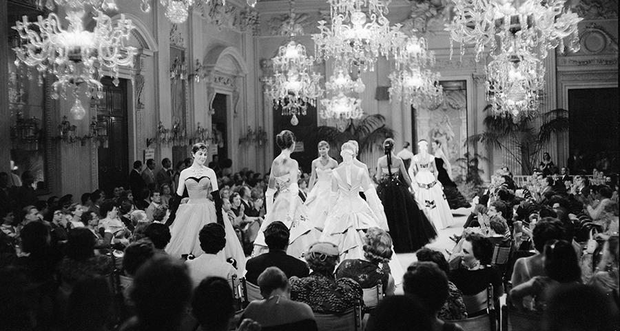 Sfilata (défilé) à Sala Bianca, 1955, Archvio Giorgini.  
Photographie de G.M. Fadigati. © Archive Giorgini, Florence.