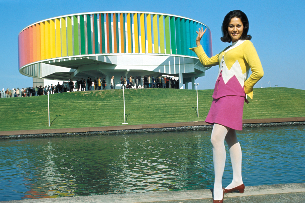 Hôtesse du Kaléidoscope durant l'Expo 67.  © Gouvernement du Canada. Reproduit avec la permission de Bibliothèque et Archives Canada (2016). Source : Bibliothèque et Archives Canada / Canadian Corporation for the 1967 World Exhibition fonds/e000996021