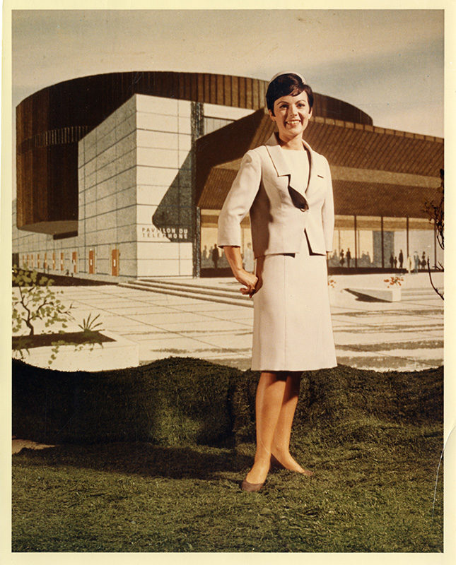 Enid Park (nom d’épouse) présentant l’uniforme qui sera porté par les hôtesses du pavillon des Compagnies de téléphone du Canada à l’Expo 67. Création de Michel Robichaud.
A-29736-05 © Archives de Bell Canada