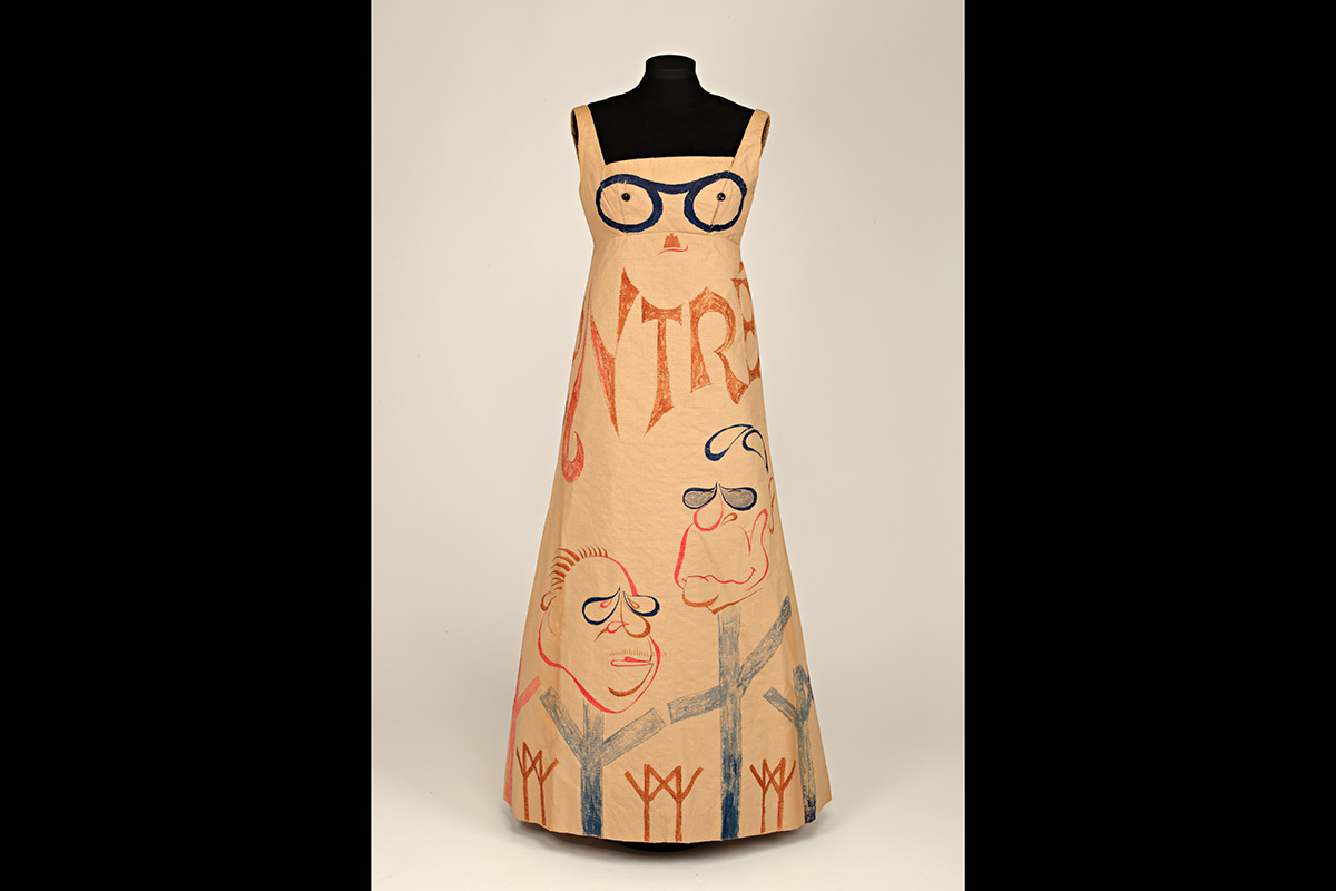 Robe en papier, 1967. Par Eleanor Ellis. Caricatures : Robert LaPalme. Don de The International Ladies Garment Workers Union de Montréal M2012-20.1.1-4 © Musée McCord