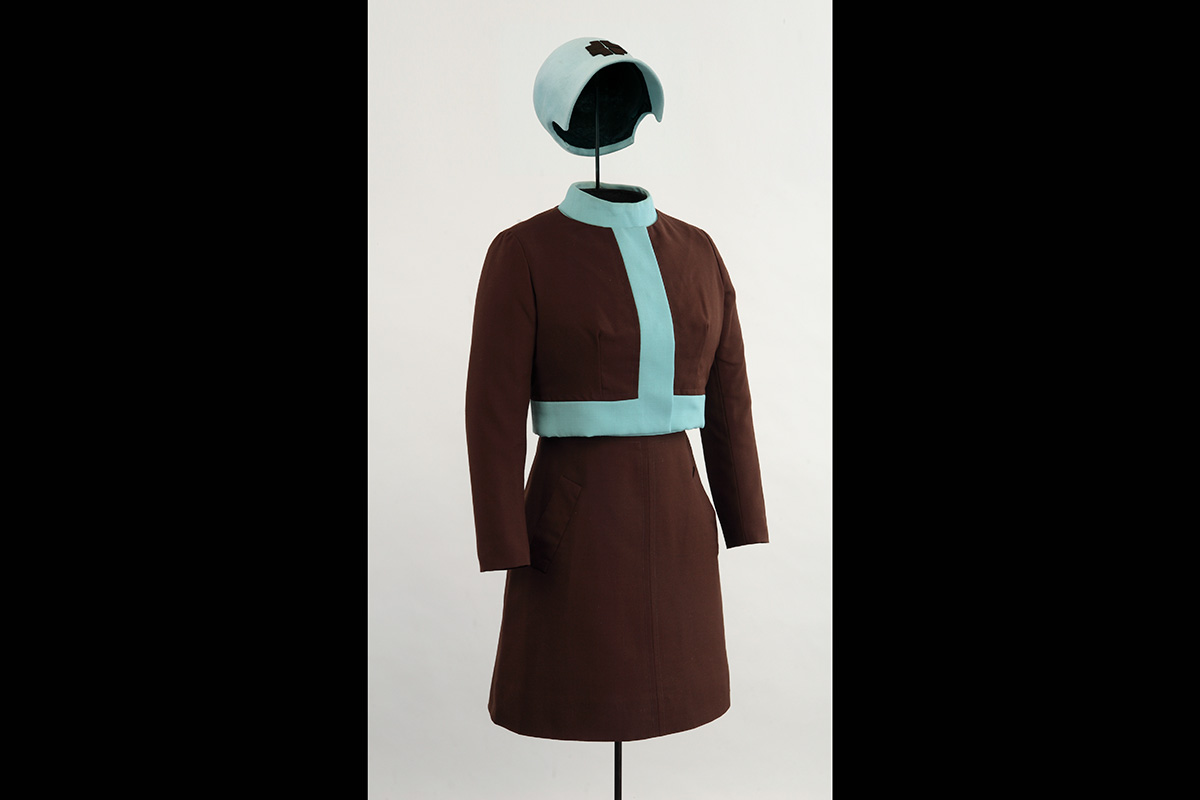 Uniforme d’hôtesse, Pavillon du Québec, 1967. Par Serge & Réal. Don du pavillon du Québec M967.93.1-2 © Musée McCord