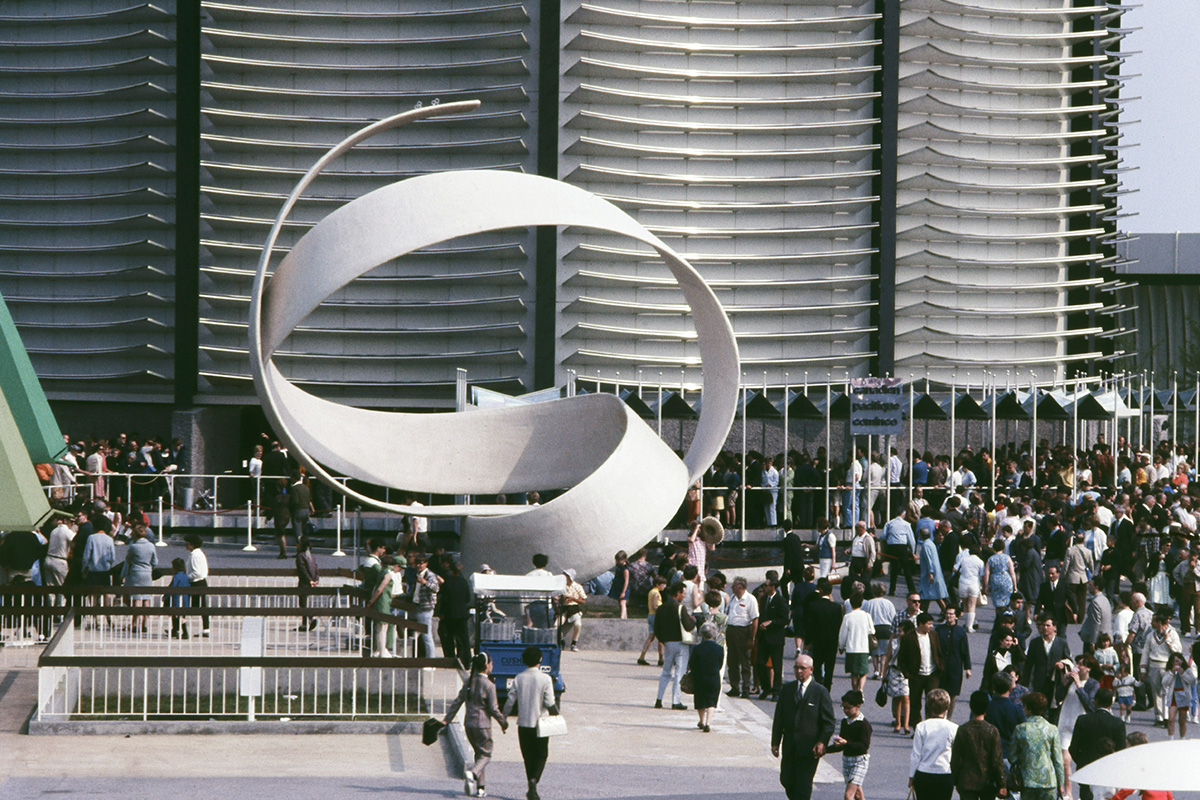 The sculpture outside the Canadian Pulp and Paper Pavilion and the Canadian Pacific –
Cominco Pavilion, Île Notre-Dame, Expo 67, Montreal, 1967. Gift of Jean-Louis Frund © McCord Museum, MP-1994.1.2.198