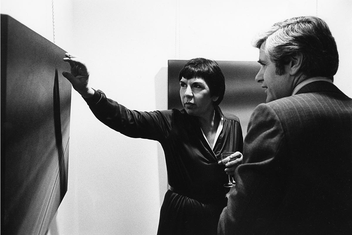 Gabor Szilasi, <i>Rita Letendre expliquant une œuvre au vernissage de son exposition à la Galerie Gilles Corbeil</i>, Montréal, novembre 1980, épreuve à la gélatine argentique (2017), collection de l’artiste