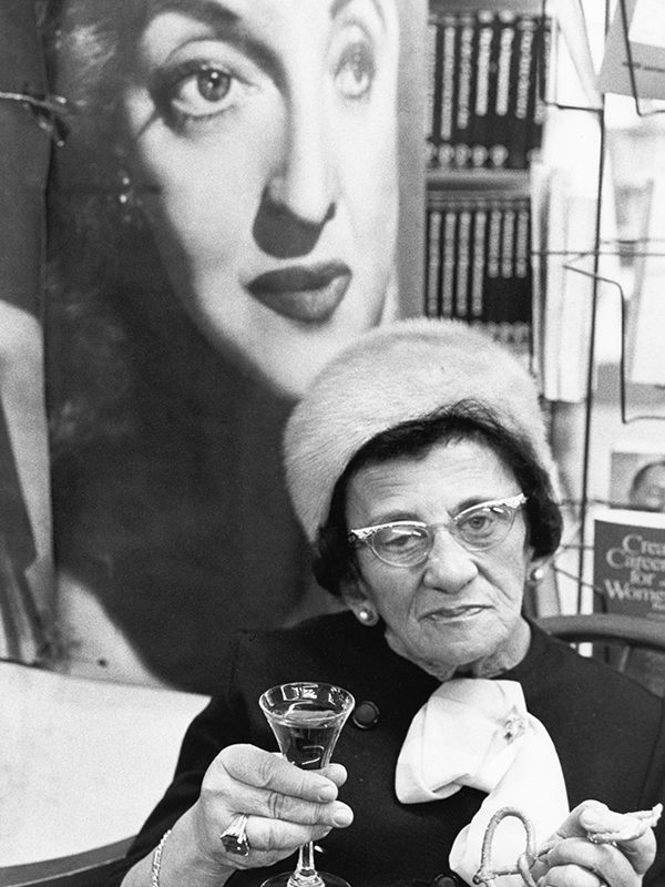Gabor Szilasi, <i>Vernissage de l’exposition de Susan Caine au Mansfield Book Mart</i>, Montréal, janvier 1969, épreuve à la gélatine argentique (2017), collection de l’artiste