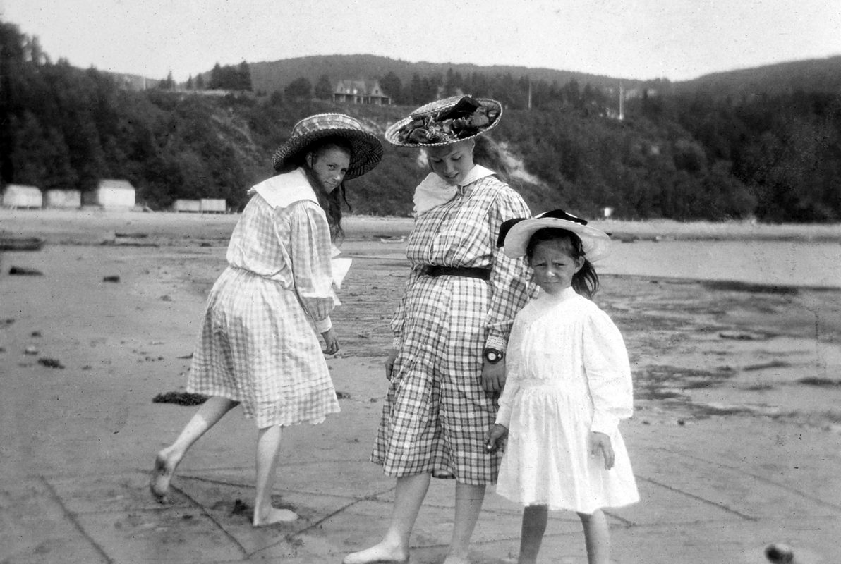 <i>Three young ladies from the Braithwaite family, Tadoussac, Quebec<i>, 1905. Gift of Patrick McG. Stoker, M2004.160.42.23, McCord Museum