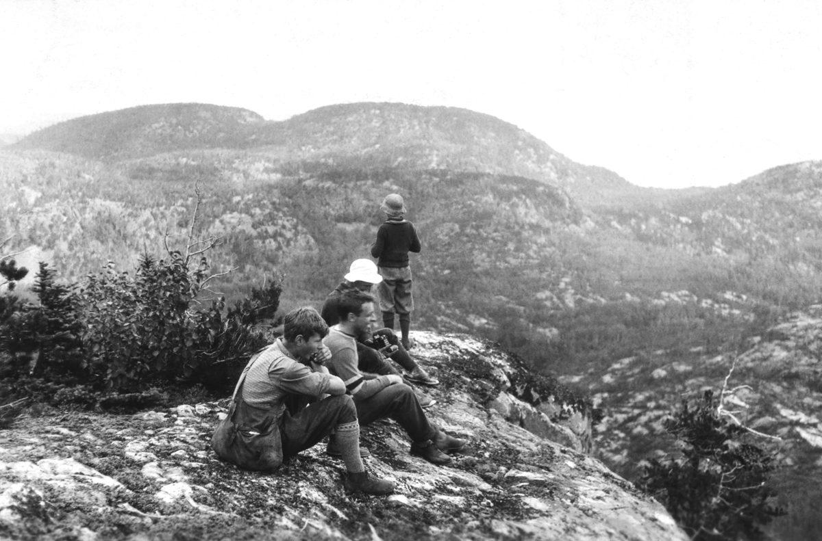 John G. M. Le Moine, <i>Alex, Bear, Chase et Alex au sommet de la montagne à L’échafaud aux Basques, Baie-Sainte-Catherine, Québec</i>, 1927, Don d’Anthony G. Lemoine, M2013.96.10.49, Musée McCord