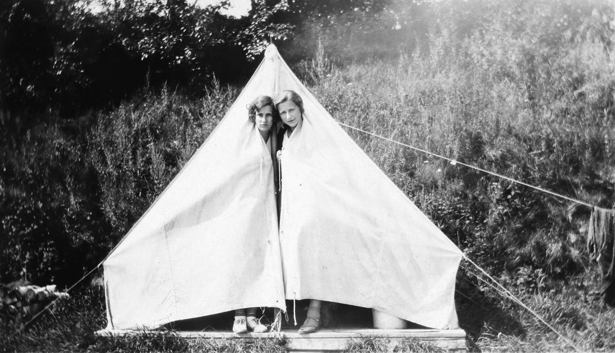 <i>« Deux cous pour 10 cts » : Gilberte Christin et son amie Yvette, Les Éboulements, Québec</i>, 1930. Don de la famille Cardaillac, M2001.8.35.250, Musée McCord