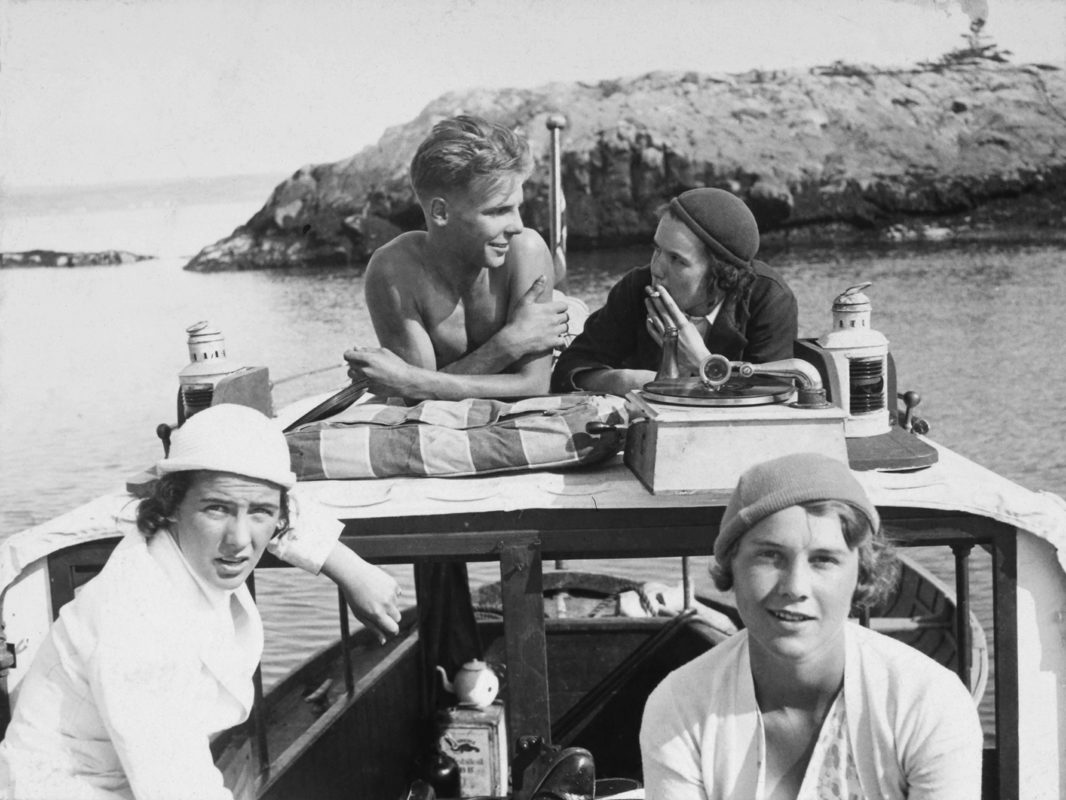 John G. M. Le Moine, <i>Bob Coristine, Dorothy Fox, Bubbles O’Brien et Catherine MacPhail au mouillage à l’île du Pèlerin du Jardin, Saint-André, Québec</i>, 1932. Don d’Anthony G. Lemoine, M2013.96.10.175, Musée McCord