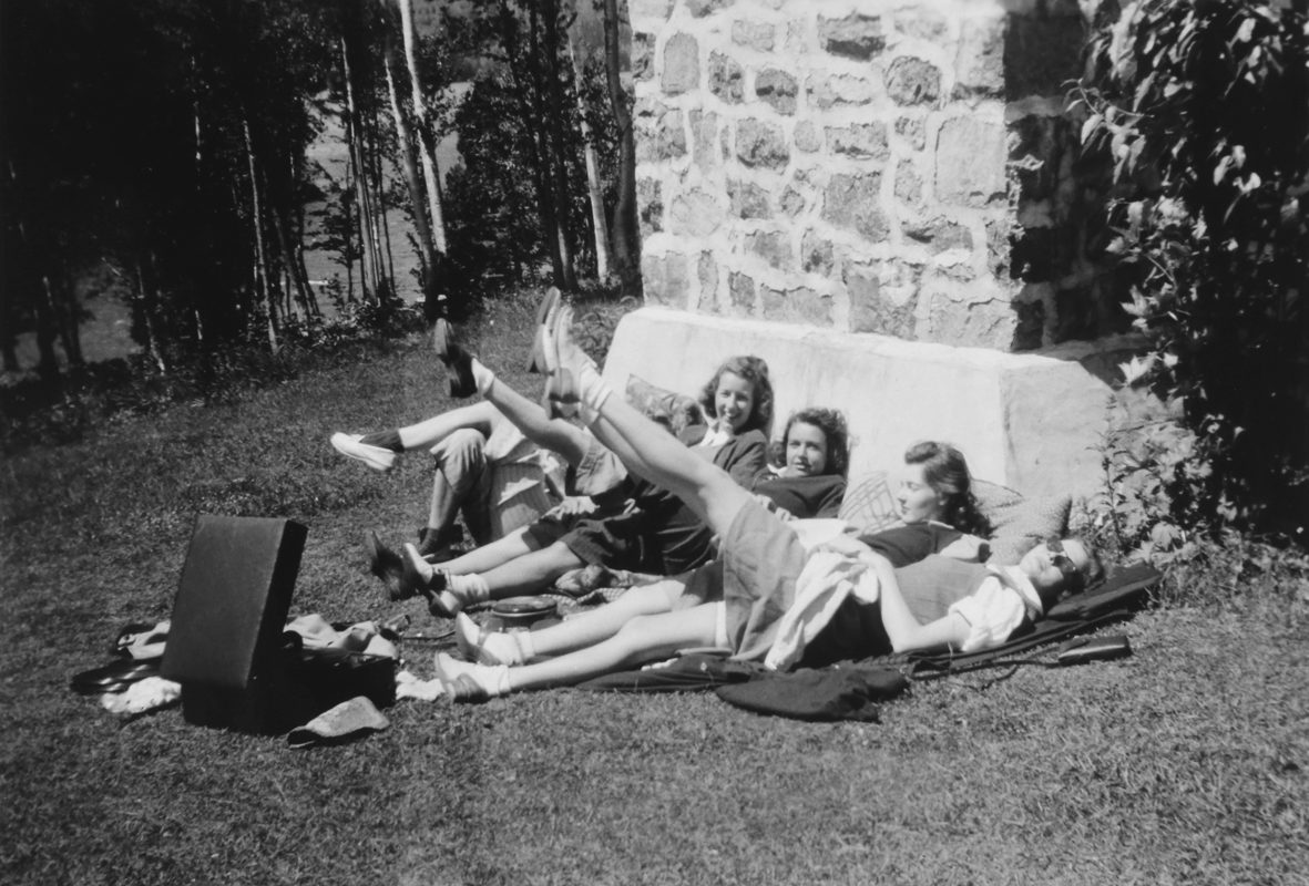 <i>Margery Paterson et ses amies au lac Nantel, Saint-Faustin-Lac-Carré, Québec</i>, vers 1938. Don de J. Ross Paterson, MP-1999.3.2.173, Musée McCord