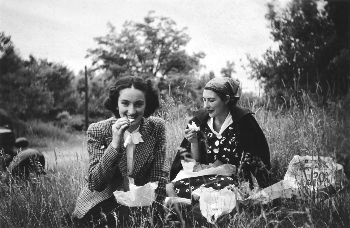 Maurice Hallett, <i>Barbara Taplin and her sister Vera Hallett enjoying a picnic near Montmorency Falls, Quebec</i>, 1938. Gift of Pierre Hallett, M2008.13.2.144, McCord Museum