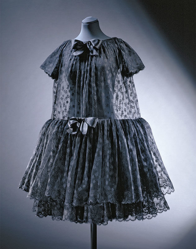 Robe de cocktail « Baby doll », crêpe de chine, dentelle et satin, Cristóbal Balenciaga, Paris, 1958 © Victoria and Albert Museum, London