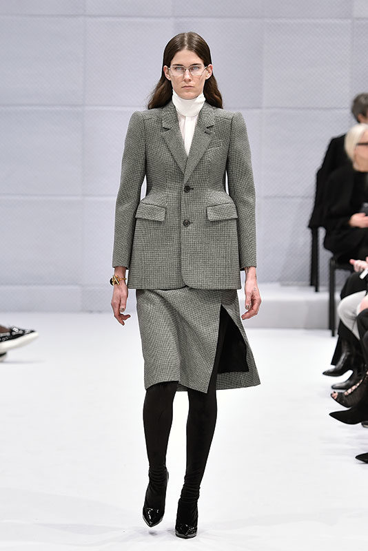 Ensemble, laine et soie, Demna Gvasalia pour Balenciaga, Paris, prêt-à-porter automne-hiver 2016, tenue 1 © Catwalking