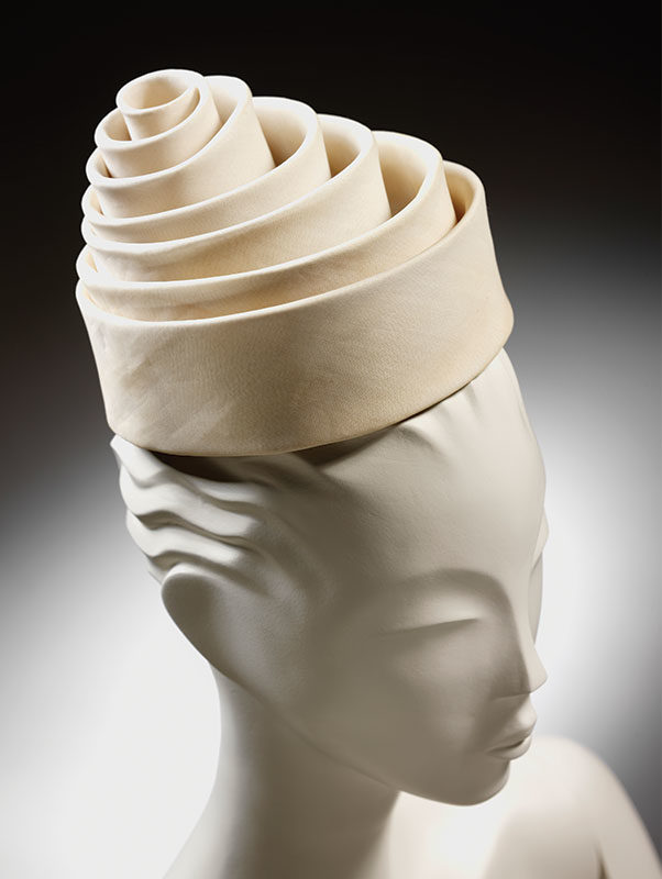 Chapeau en spirale, soie, Balenciaga pour Eisa, Espagne, 1962 © Victoria and Albert Museum, London