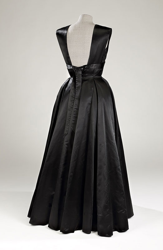 Evening dress, silk satin, Cristóbal Balenciaga, Paris, 1960. Gift of Mrs. Alvin J. Walker, M974.111.3.1-2 © McCord Museum