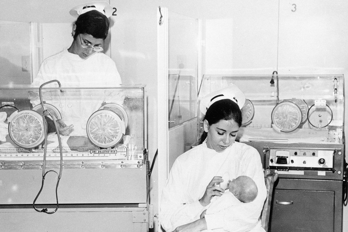 Anonyme, <i>Des infirmières prenant soin de nouveau-nés dans l'aile néonatale de l'Hôpital général juif</i>, Montréal, vers les années 1960. Avec l’aimable autorisation des Archives historiques de l'Hôpital général juif, ID 1-18.9.3.4