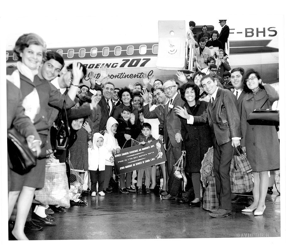 David Bier, <i>Réfugiés sépharades arrivant à l’aéroport Dorval [aujourd’hui l’aéroport international Pierre-Elliott-Trudeau]</i>, Montréal, 1974. Archives juives canadiennes Alex Dworkin