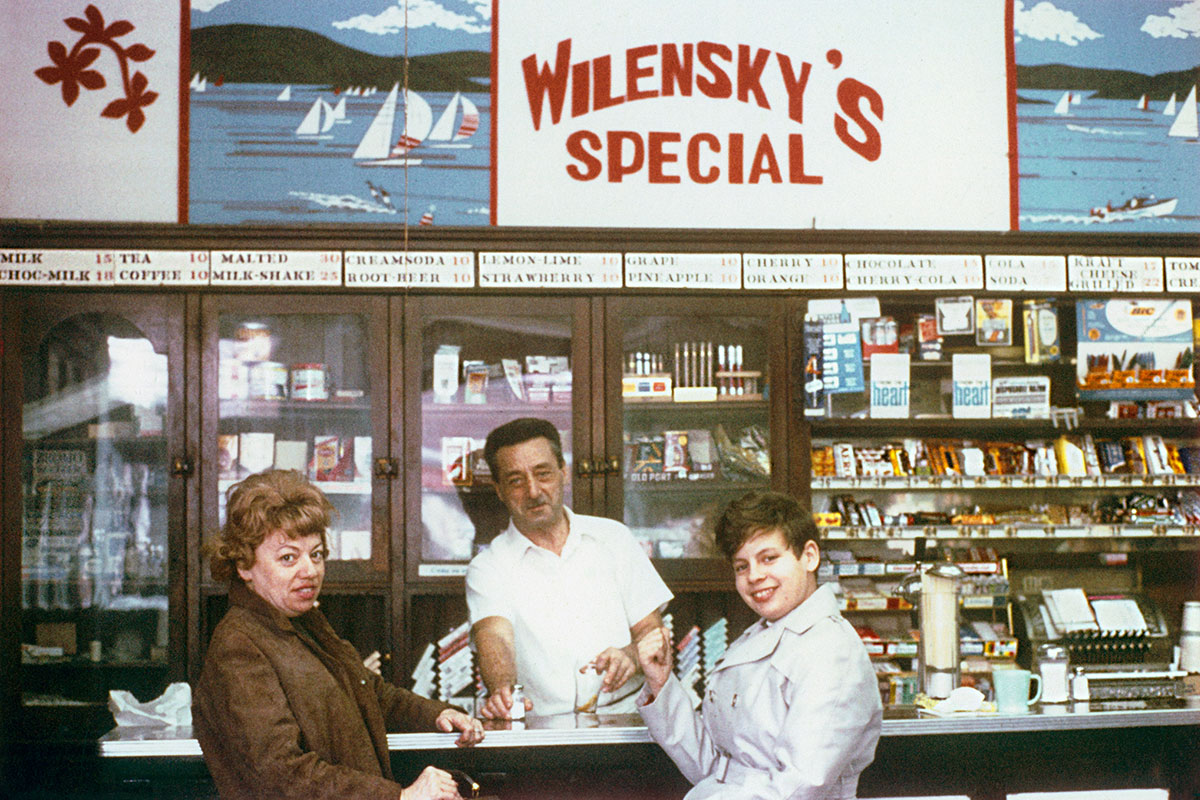 Anonyme, <i>Moe Wilensky et des clients</i>, Montréal, 1965. Avec l’aimable autorisation de la famille Wilensky