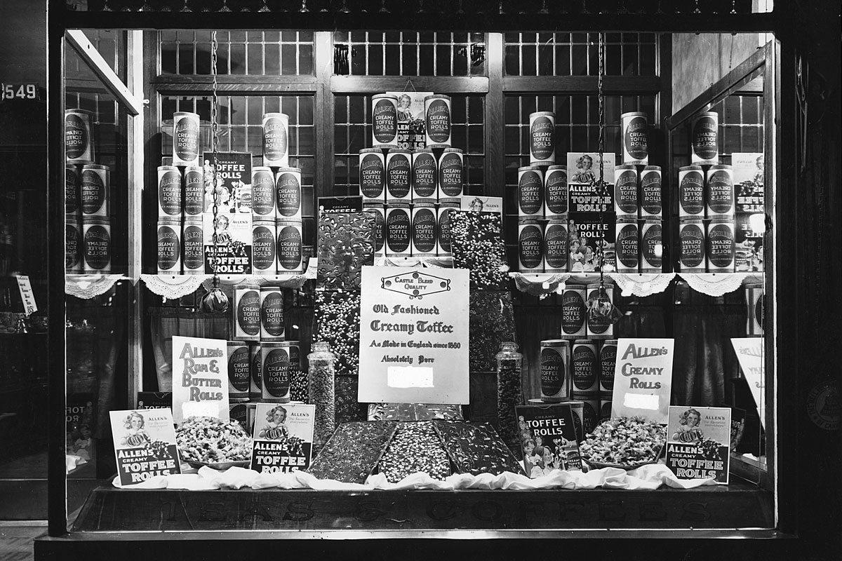 Anonymous, Allen’s candy display, Montreal, circa 1920, MP-0000.587.76, McCord Museum.