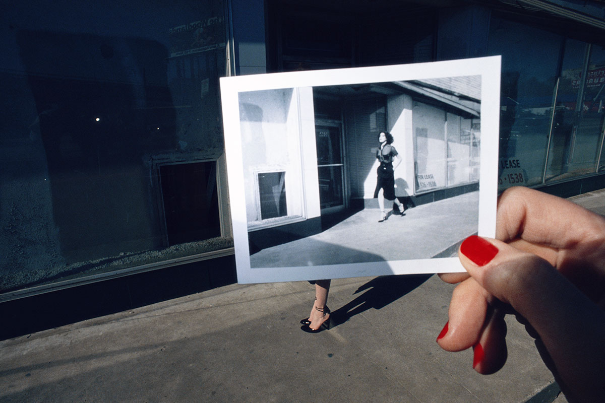 Guy Bourdin, <i>Charles Jourdan, 1978</i> © The Guy Bourdin Estate 2018. Courtoisie de/Courtesy of Louise Alexander Gallery