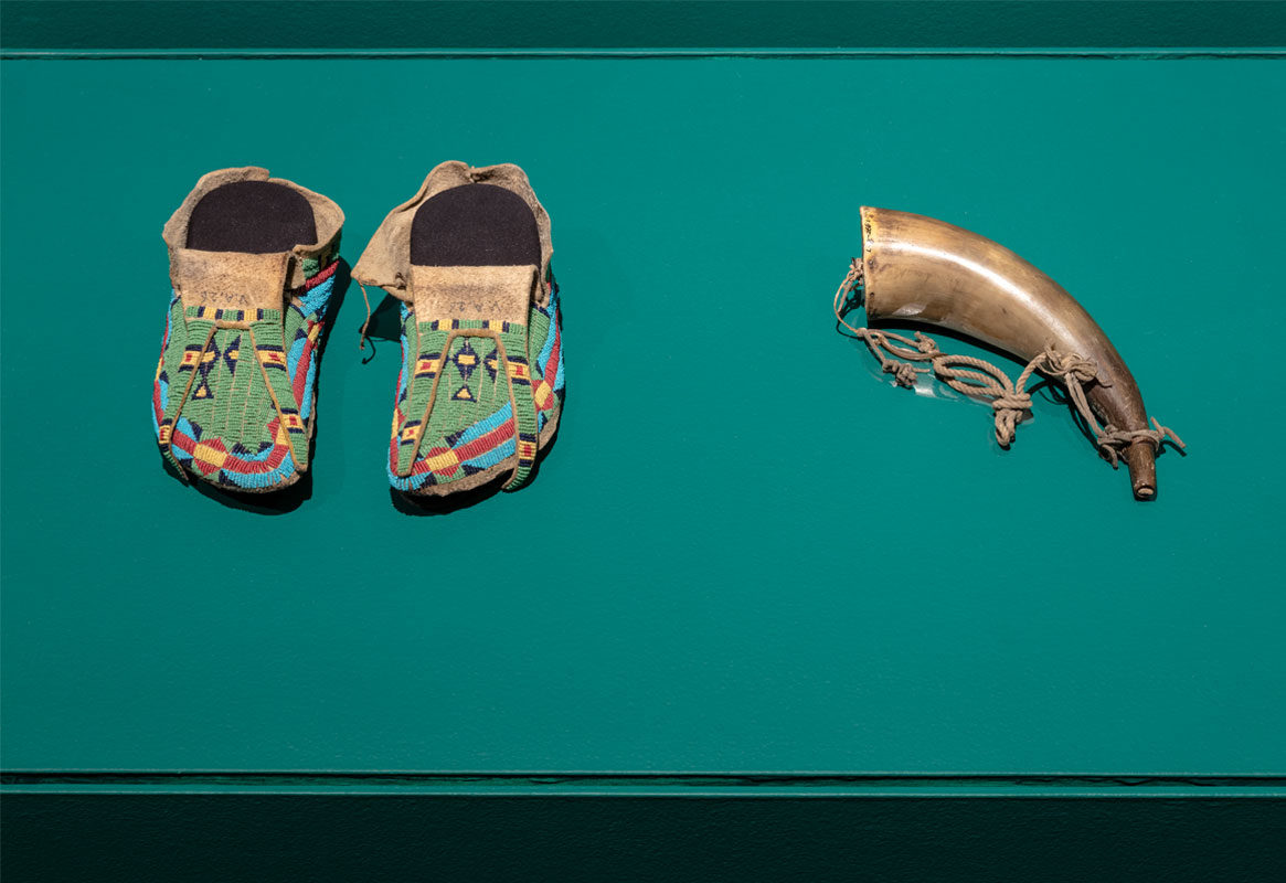 <i>Mocassins de Poundmaker</i>, 1875-1890. Perles de verre, cuir brut de pare-flèche peint, peau de bison tannée avec de la cervelle et fumée. Recueillis par Walter Gouin auprès du chef Poundmaker, v.1875-1880. Musée canadien de l’histoire.