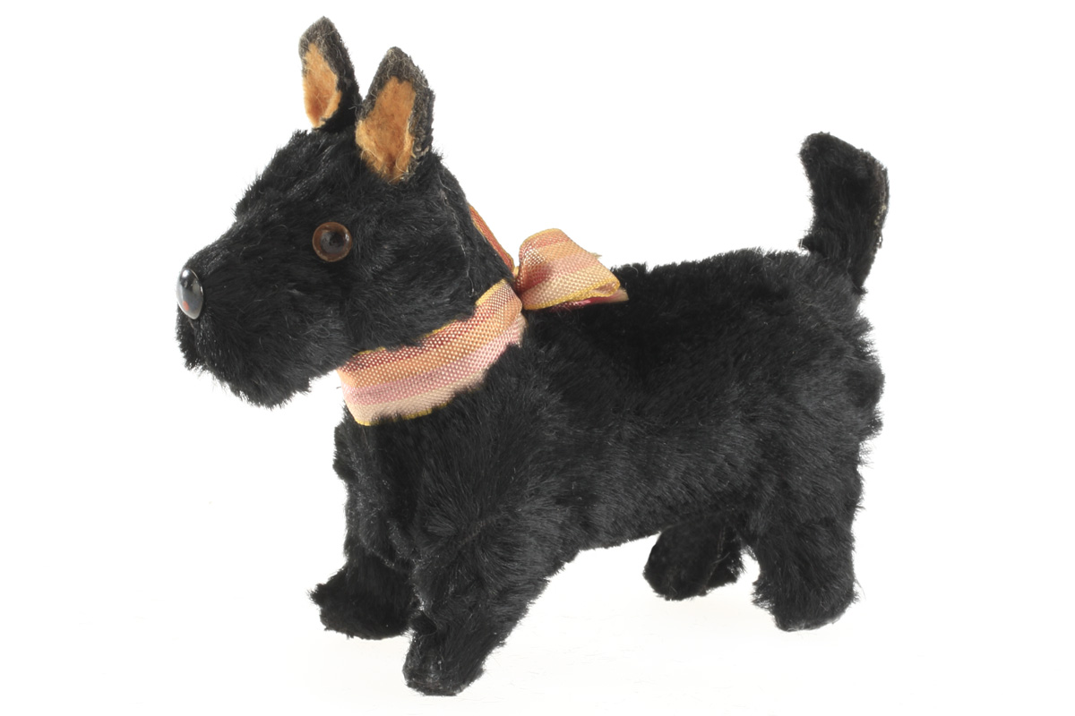 Stuffed animal, <i>Scottish terrier</i>, 1920-1930. Gift of the Estate of Miss Dorothy Coles, M984.237.4 © McCord Museum