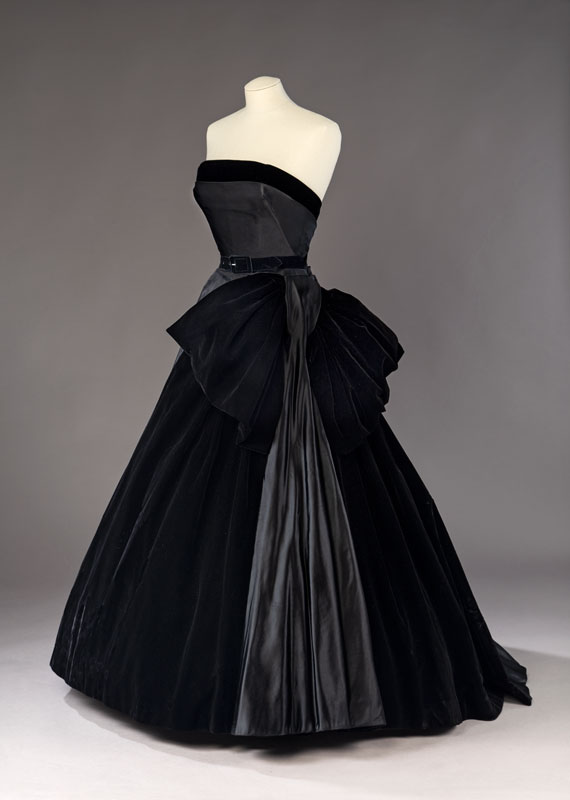 Robe du soir, <i>Cygne Noir</i>, Christian Dior, Collection automne-hiver 1949. Don de Margaret Rawlings Hart, M967.25.9.1-3 © Musée McCord