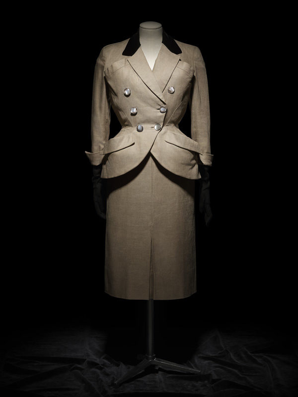 <i>Auteuil</i>, Christian Dior, 1949. Don de Kathrine Cleaver. ROM 2014.62.54.1-2 © Laziz Hamani