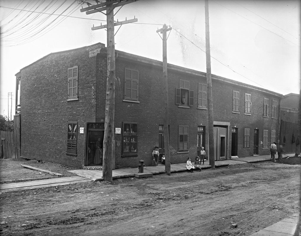 William Notman & Son, <i>Joseph Bastien grocery, Barré Street, corner of Gareau Lane</i>, 1903, glass plate negative, 20.3 x 25.4 cm, II-146724