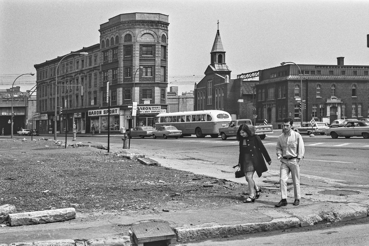 David Wallace Marvin, <i>Couple walking on Notre-Dame Street near Inspecteur Street, Griffintown</i>, about 1970, 35 mm negative, 2.3 x 3.5 cm, MP-1978.186.1.2356