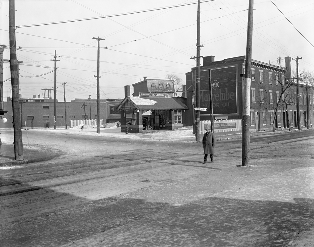 William Notman & Son, <i>Station-service d’Imperial Oil, rue Smith, Griffintown</i>, vers 1930, tirage à la gélatine argentique, 20,4 x 25 cm, VIEW-24937.1