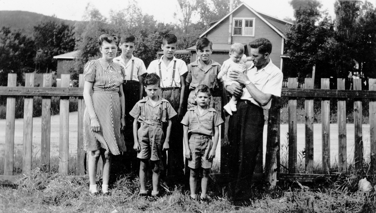 <i>Serge Chapleau et sa famille, Prévost, QC</i>, 1946. Collection de Serge Chapleau