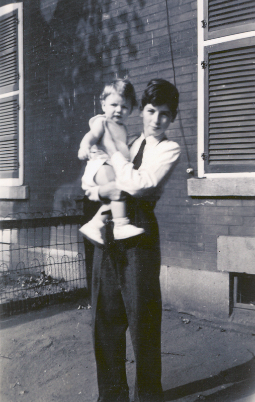 <i>Serge Chapleau ans his brother Bernard, Drolet Street, Montreal</i>, 1946. Serge Chapleau Fonds, P344 © McCord Museum