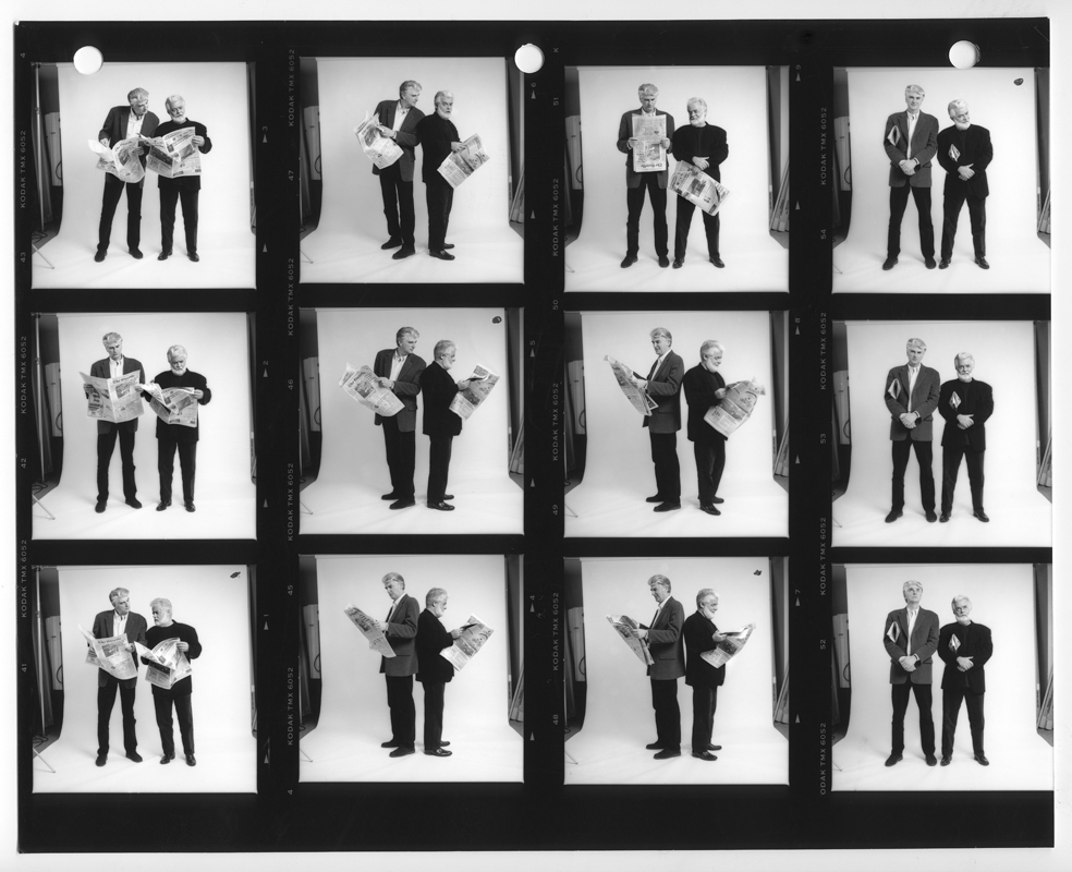 <i>Serge Chapleau et Terry Mosher lors d’une session de photos promotionnelles pour l’exposition Aislin & Chapleau – Caricatures, Musée McCord</i>, 1997. Fonds Serge Chapleau, P344 © Musée McCord