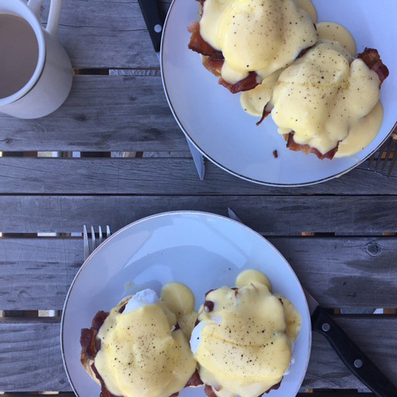 Eggs Benedict, préparés par Eugénie, anciennement archiviste au Musée