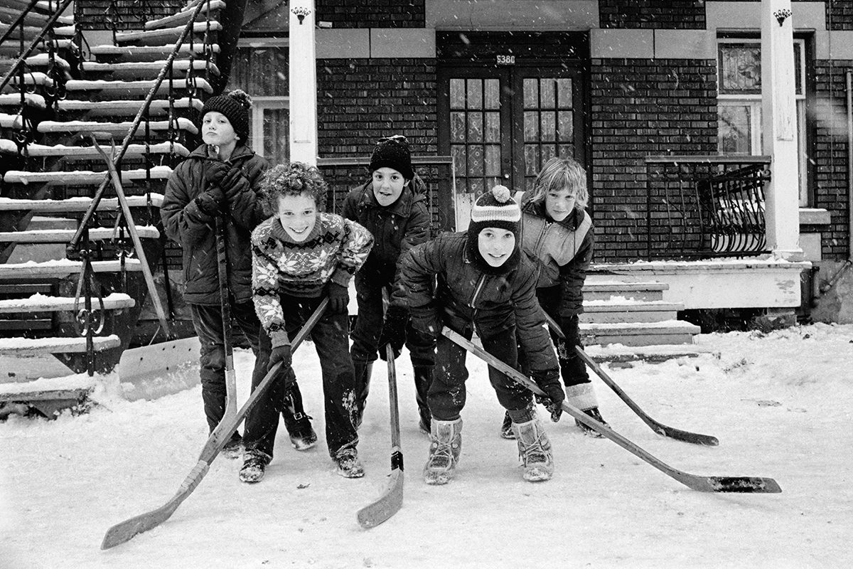 Roger Charbonneau, <i>Rue De Normanville, quartier Saint-Édouard</i>, Montréal, 1971, tirée de la série <i>Les quartiers populaires de Montréal</i>, tirage à la gélatine argentique (12,7 × 17,8 cm), collection de l’artiste