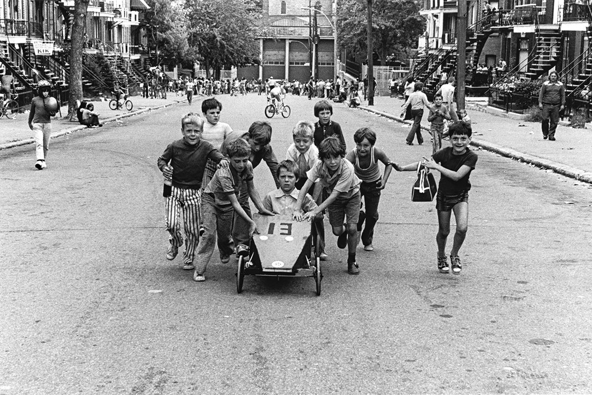 Roger Charbonneau, <i>Course de boîtes à savon, rue Sheppard, quartier Hochelaga-Maisonneuve</i>, Montréal, 1975, tirée de la série <i>Les quartiers populaires de Montréal</i>, tirage à la gélatine argentique (27,9 × 35,5 cm), collection de l’artiste