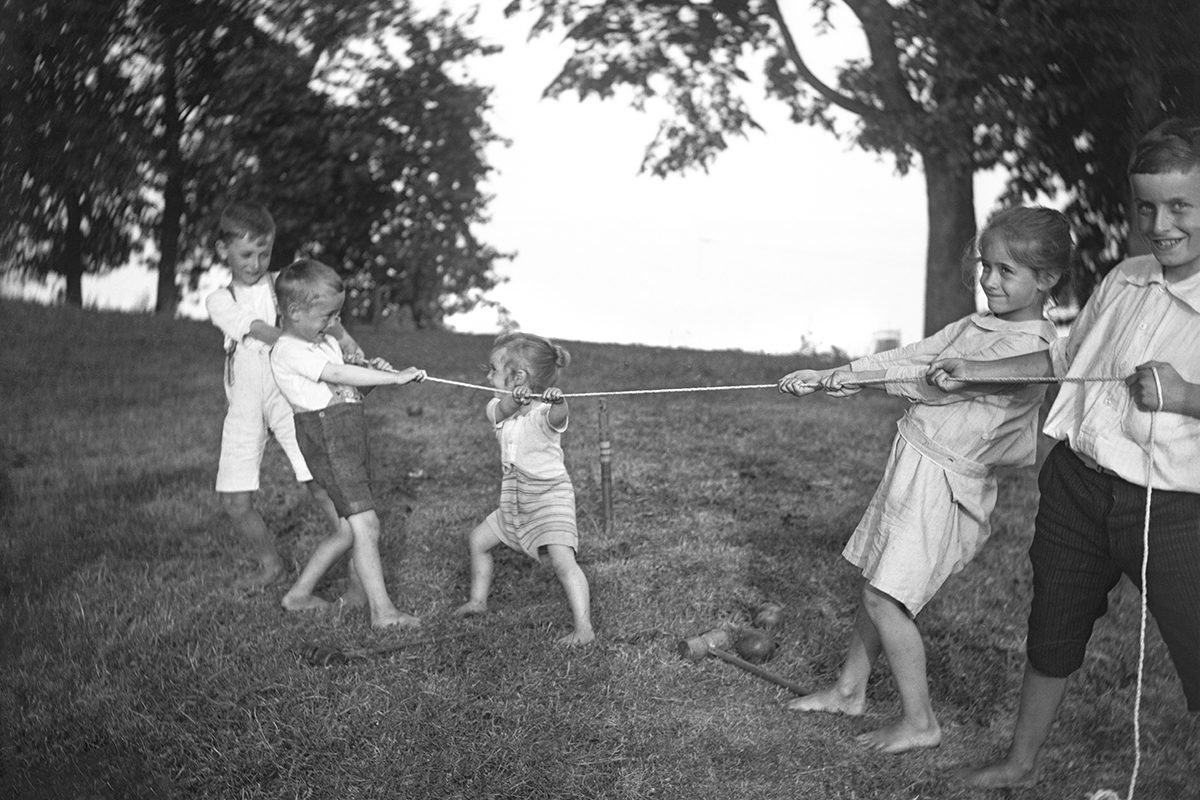Édouard Stanislas Desbarats, <i>Enfants jouant à souque à la corde, Georgeville</i>, vers 1905, négatif sur verre inversé (10,2 × 12,7 cm), don de Ned Desbarats, Musée McCord, M2012.56.22