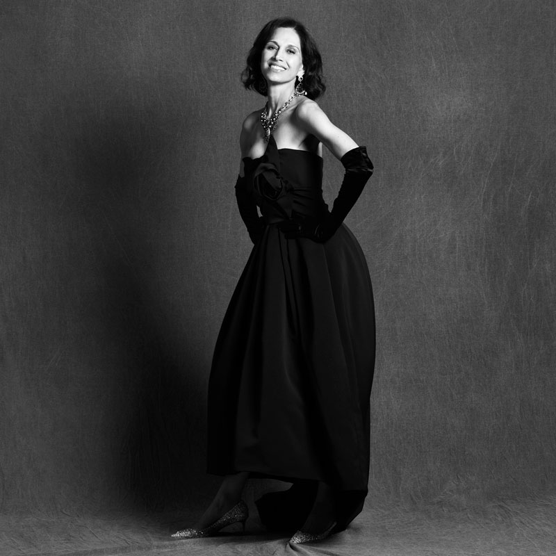Bita Cattelan dans la robe Arthénice, 1959, Maison Christian Dior. Réalisation par Helmer Joseph mandaté par le Musée McCord. © Sergio Veranes Studio, 2020