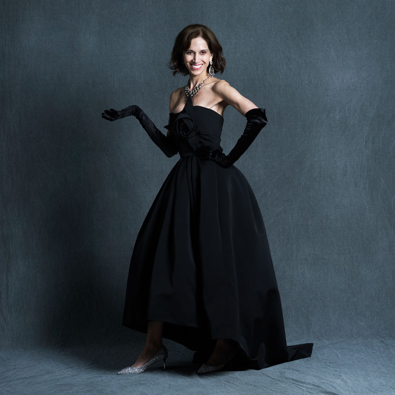 Bita Cattelan dans la robe Arthénice, 1959, Maison Christian Dior. Réalisation par Helmer Joseph mandaté par le Musée McCord. © Sergio Veranes Studio, 2020