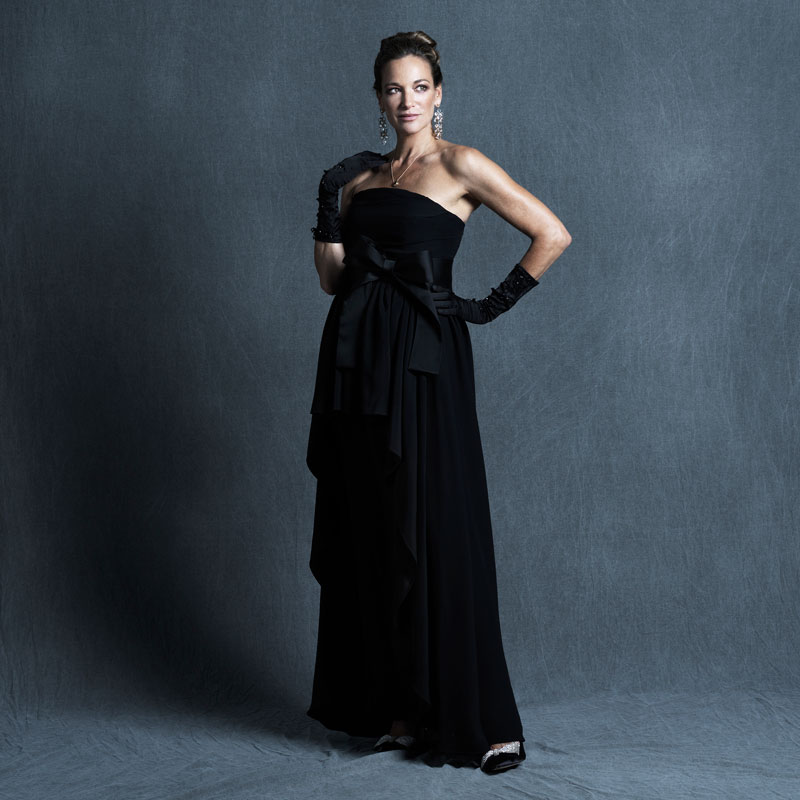 Pascale Bourbeau dans la robe Bella, 1959, Maison Christian Dior. Réalisation par Helmer Joseph mandaté par le Musée McCord. © Sergio Veranes Studio, 2020