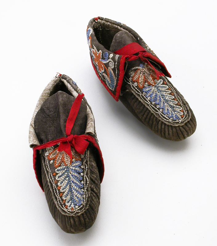 Moccasins, Huron-Wendat, 1840-1860. Gift of Anne McCord, ME982X.519.1-2 © McCord Museum